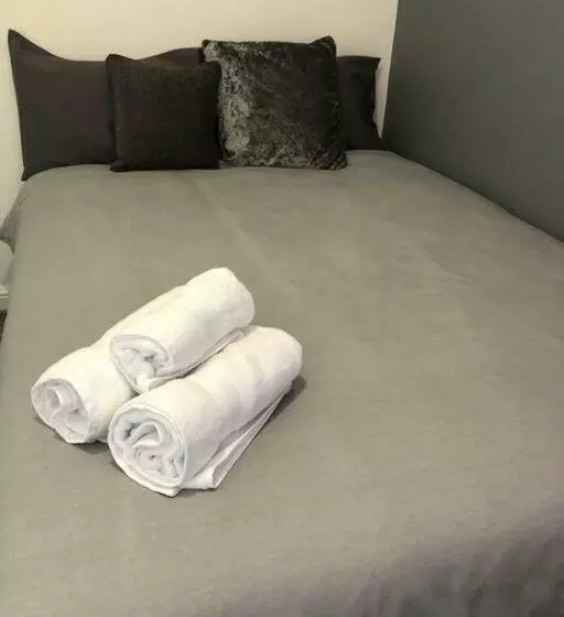 Simple And Sweet, Flat On Lewis Street   1 Br