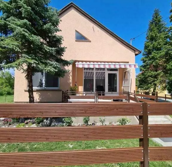 Két Szobás, Teraszos, Kertes Vendégház