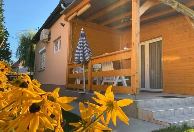 Két Szobás, Teraszos, Kertes Vendégház