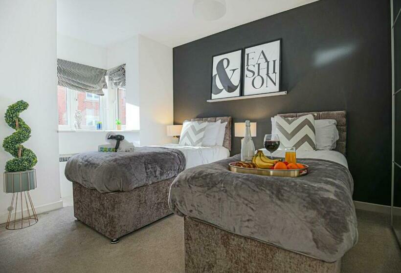 Stylish House With Smart Tvs And Netflix, Fast Wifi, Free Parking And Garden By Yoko Property