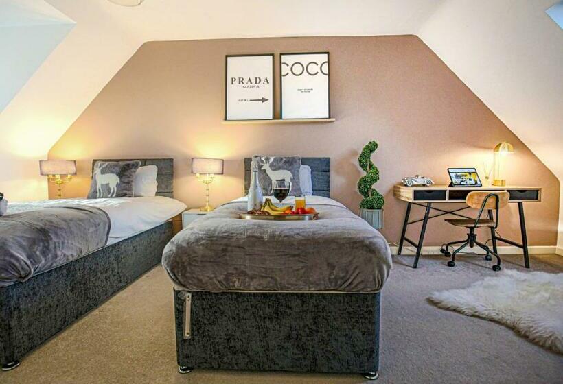 Stylish House With Smart Tvs And Netflix, Fast Wifi, Free Parking And Garden By Yoko Property