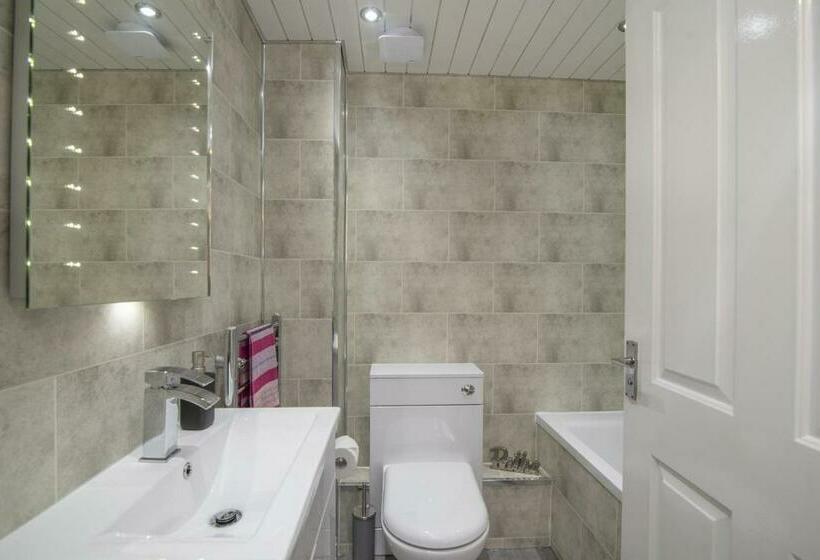 The Nelson Spacious City Property And Free Parking