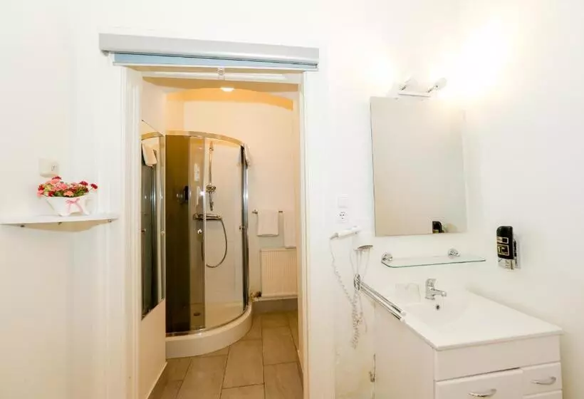 هتل Very Central, 5 Min To City Center, Self Check In