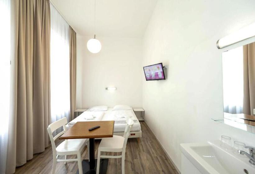 Otel Very Central, 5 Min To City Center, Self Check In