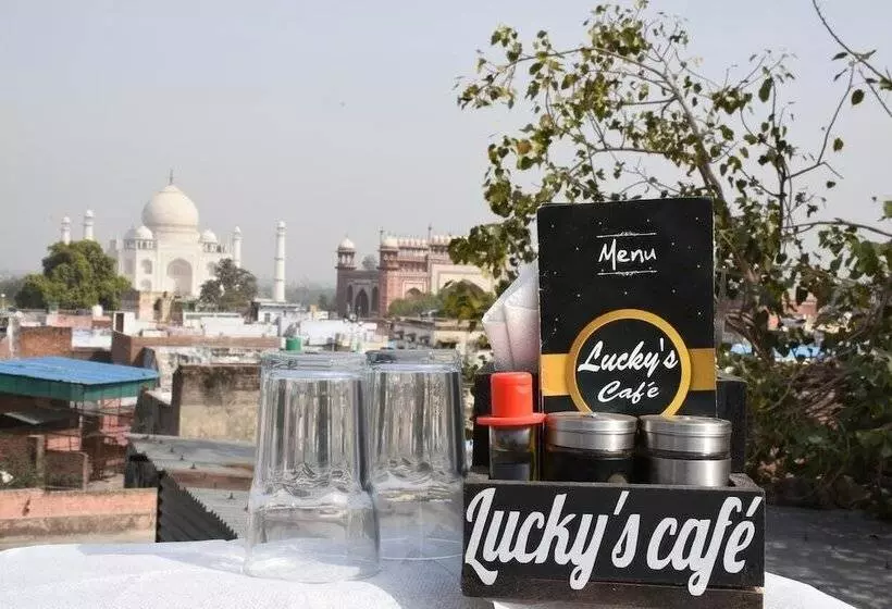 פנסיון Lucky Restaurant & Guest House