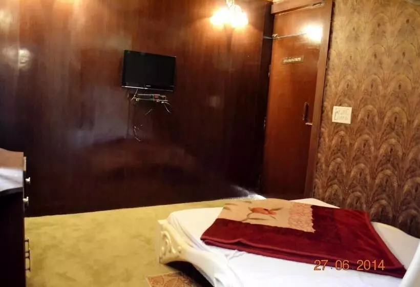 פנסיון Lucky Restaurant & Guest House