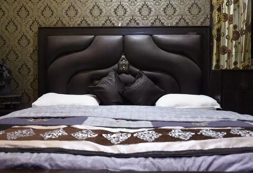 פנסיון Lucky Restaurant & Guest House