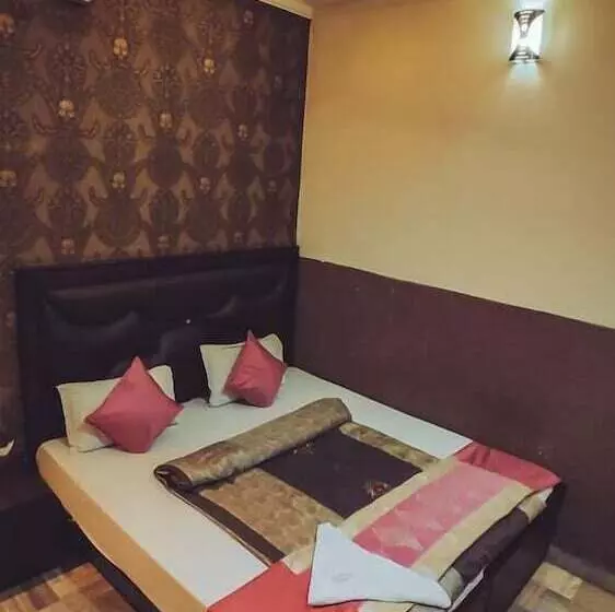 פנסיון Lucky Restaurant & Guest House