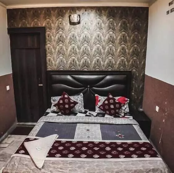 פנסיון Lucky Restaurant & Guest House