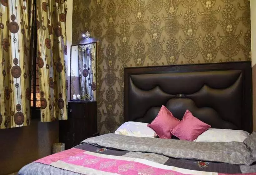 פנסיון Lucky Restaurant & Guest House