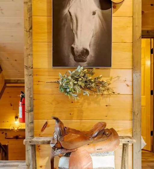 Yellowstone Themed Cabin/theater/gameroom/hottub