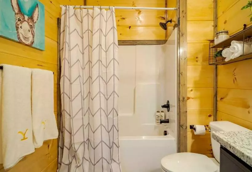 Yellowstone Themed Cabin/theater/gameroom/hottub