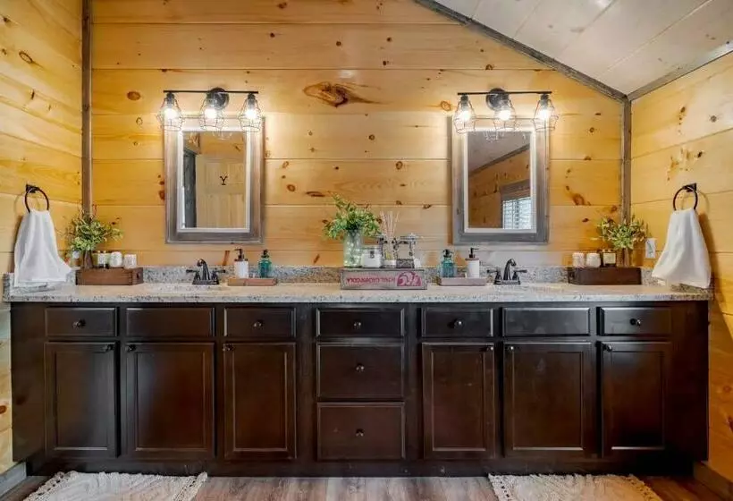 Yellowstone Themed Cabin/theater/gameroom/hottub