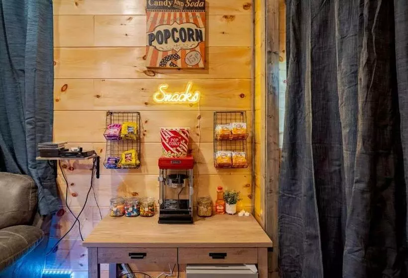 Yellowstone Themed Cabin/theater/gameroom/hottub