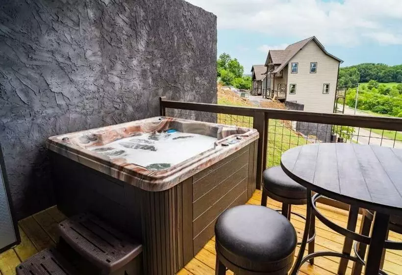 Yellowstone Themed Cabin/theater/gameroom/hottub