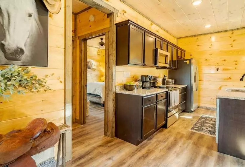 Yellowstone Themed Cabin/theater/gameroom/hottub