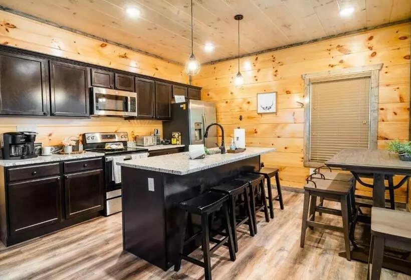 Yellowstone Themed Cabin/theater/gameroom/hottub