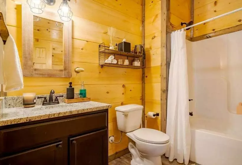 Yellowstone Themed Cabin/theater/gameroom/hottub