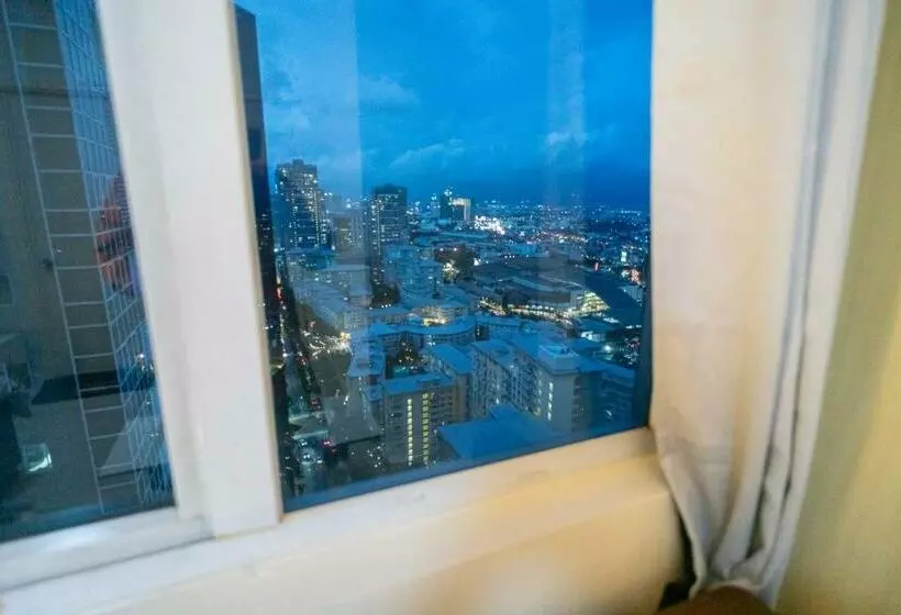 A2j Luxury 2br Bgc Suite Near Sm Aura, Market2x