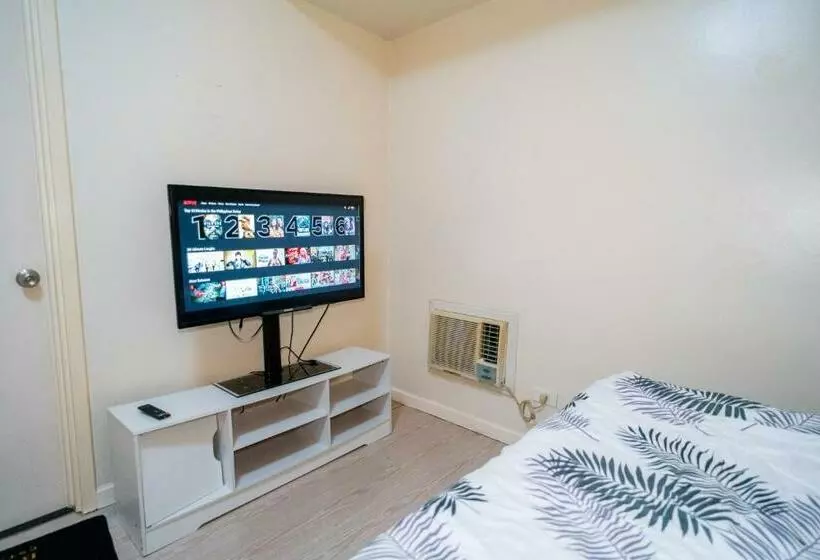 A2j Luxury 2br Bgc Suite Near Sm Aura, Market2x