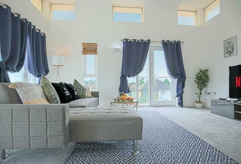 Duplex 2 Bedroom Apartment   Close To City Centre   Balcony, Free Parking, Fast Wifi & Smart Tvs By