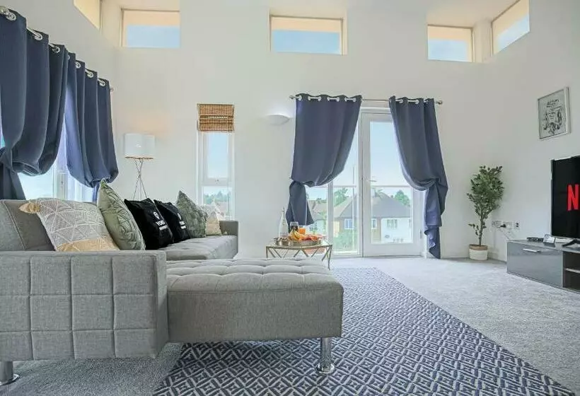 Duplex 2 Bedroom Apartment   Close To City Centre   Balcony, Free Parking, Fast Wifi & Smart Tvs By