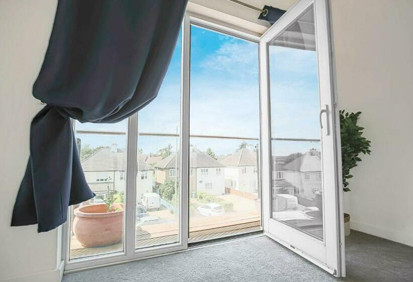 Duplex 2 Bedroom Apartment   Close To City Centre   Balcony, Free Parking, Fast Wifi & Smart Tvs By