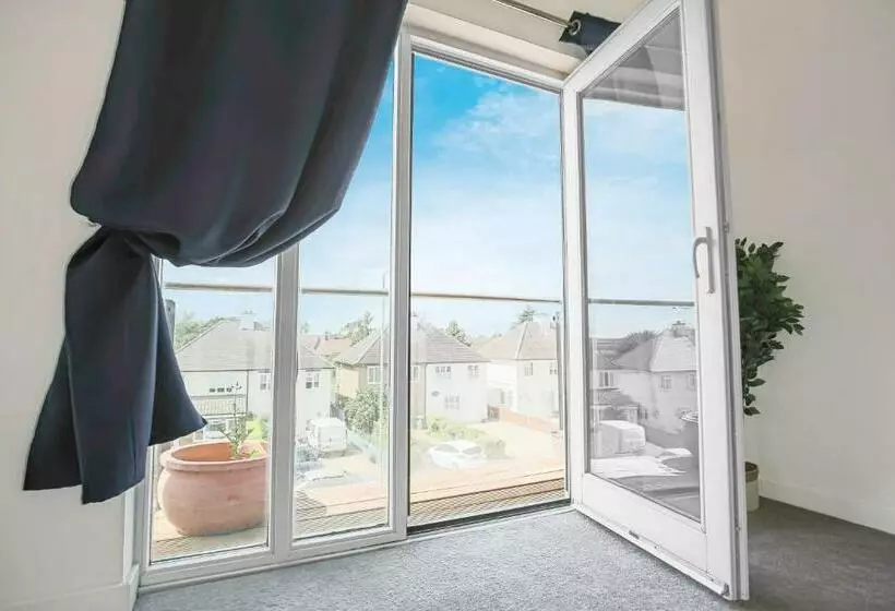 Duplex 2 Bedroom Apartment   Close To City Centre   Balcony, Free Parking, Fast Wifi & Smart Tvs By