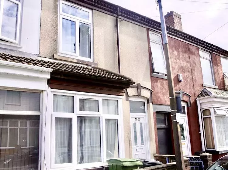 Lovely 6 Bed Property Located Within Dudley