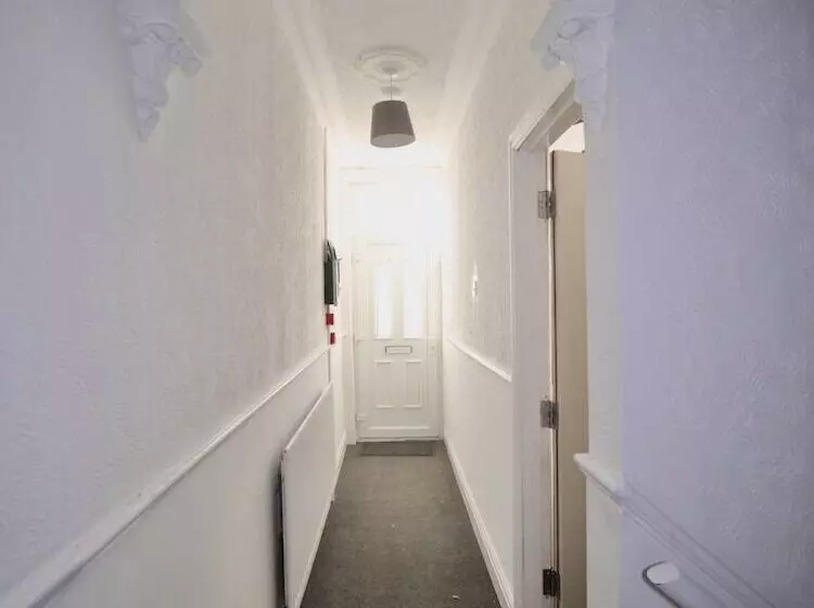 Lovely 6 Bed Property Located Within Dudley