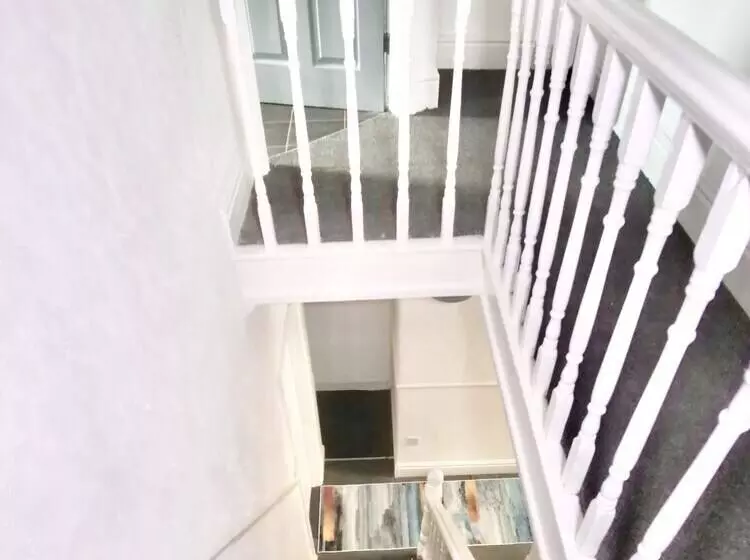 Lovely 6 Bed Property Located Within Dudley