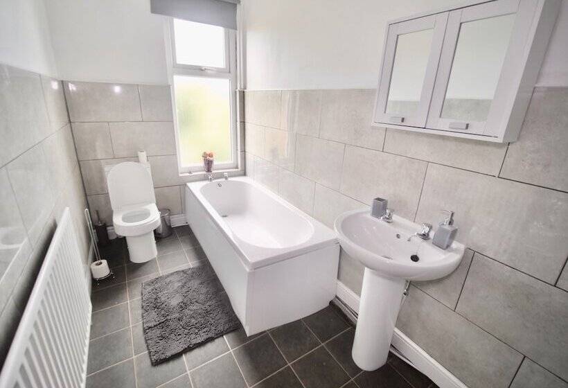 Lovely 6 Bed Property Located Within Dudley