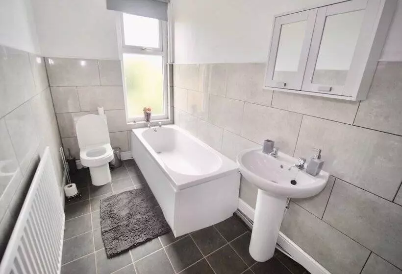 Lovely 6 Bed Property Located Within Dudley