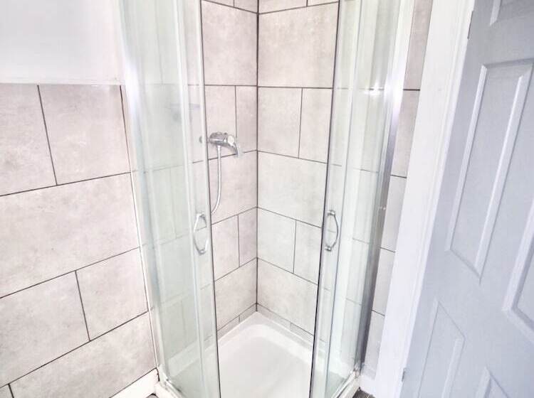 Lovely 6 Bed Property Located Within Dudley