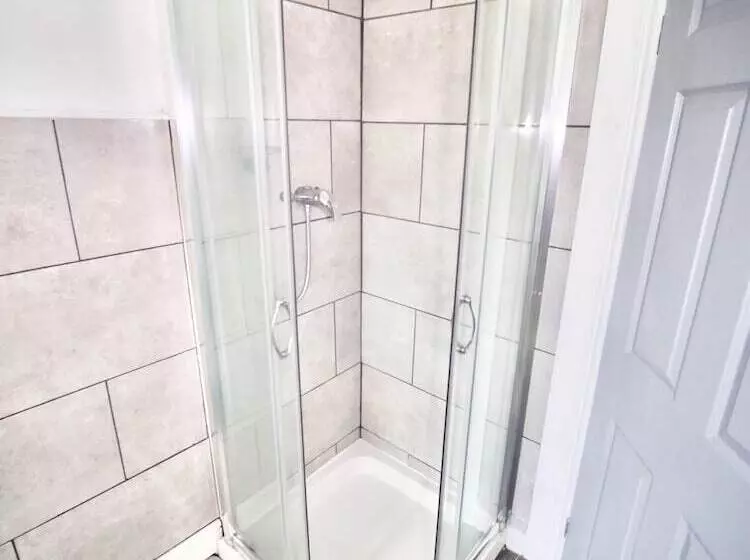 Lovely 6 Bed Property Located Within Dudley