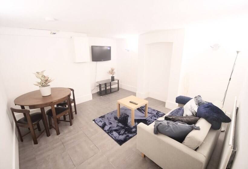 Lovely 6 Bed Property Located Within Dudley