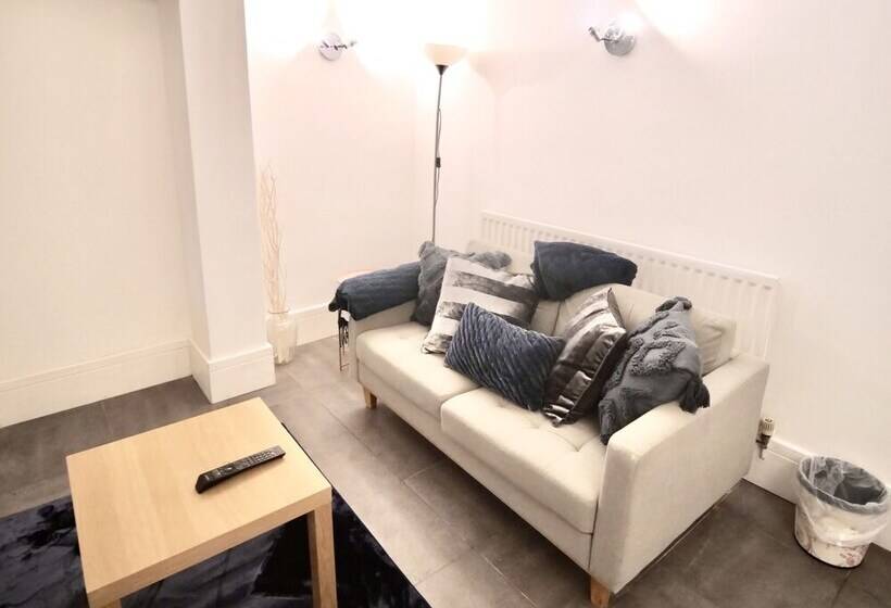 Lovely 6 Bed Property Located Within Dudley