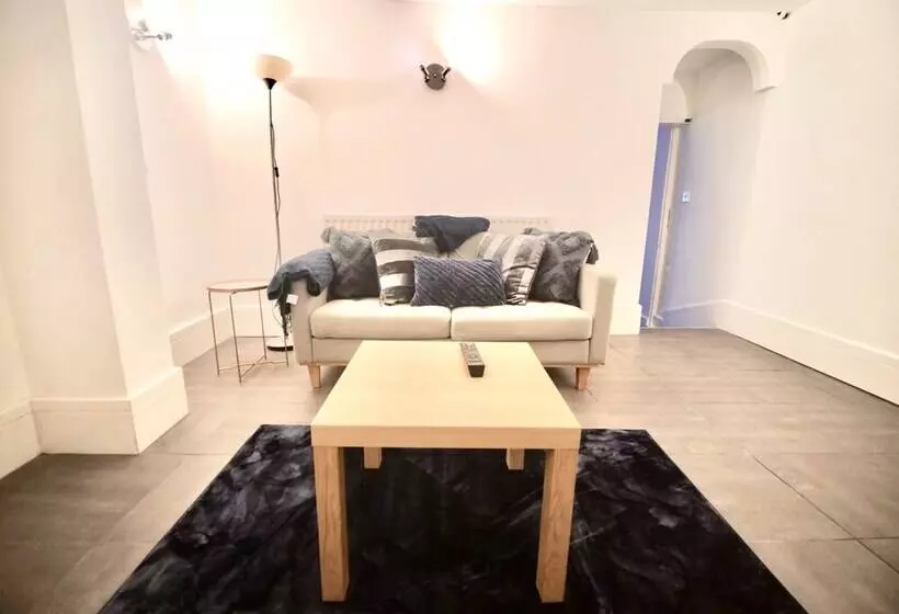 Lovely 6 Bed Property Located Within Dudley