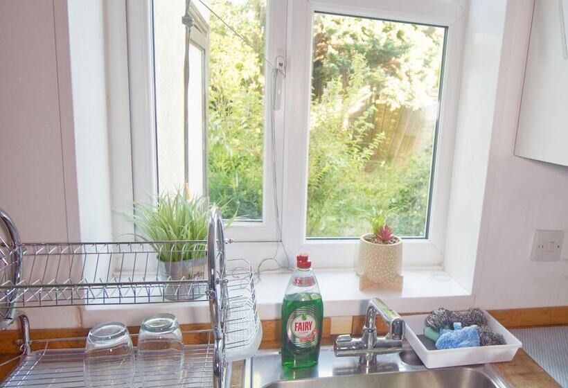 Lovely 6 Bed Property Located Within Dudley