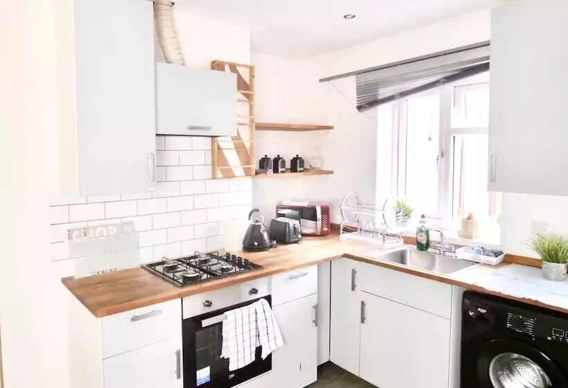 Lovely 6 Bed Property Located Within Dudley