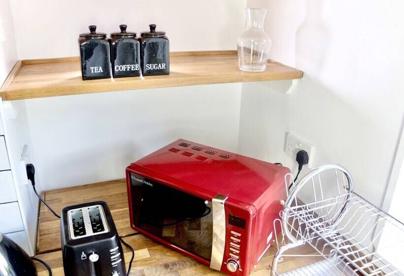 Lovely 6 Bed Property Located Within Dudley