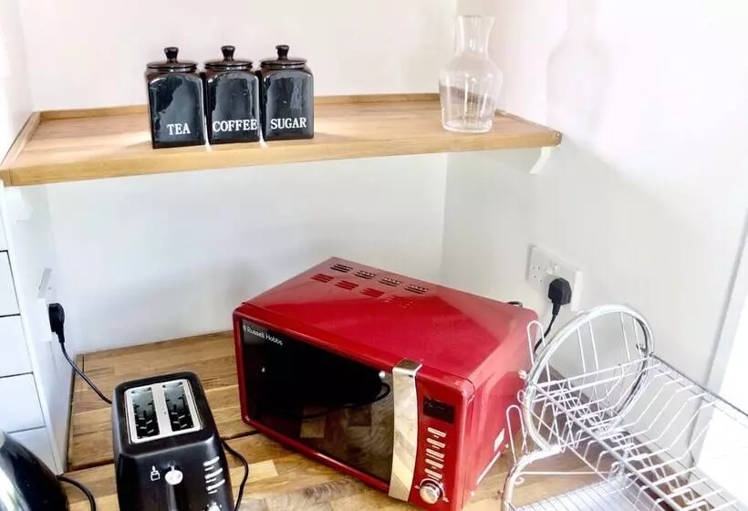 Lovely 6 Bed Property Located Within Dudley