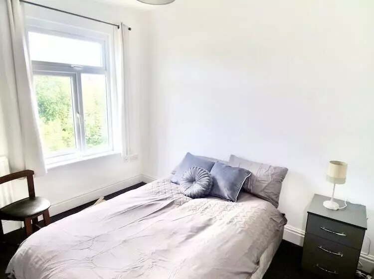 Lovely 6 Bed Property Located Within Dudley