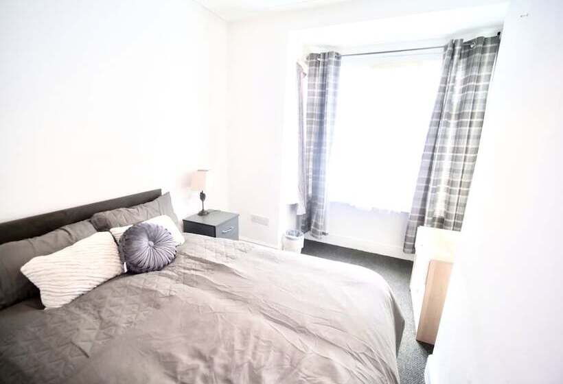 Lovely 6 Bed Property Located Within Dudley