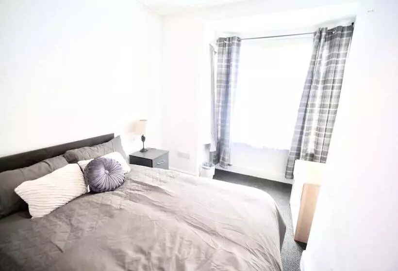 Lovely 6 Bed Property Located Within Dudley