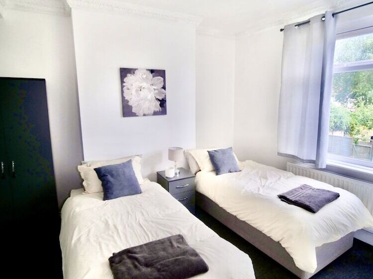 Lovely 6 Bed Property Located Within Dudley