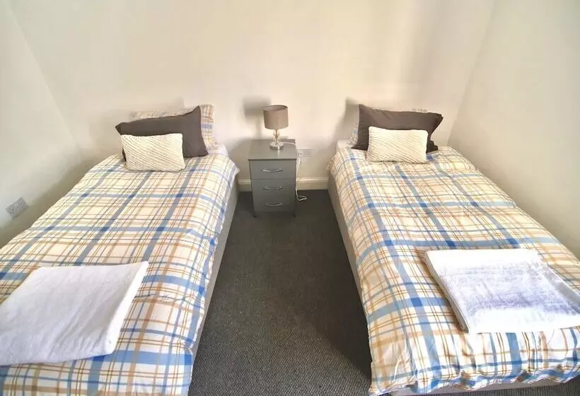 Lovely 6 Bed Property Located Within Dudley