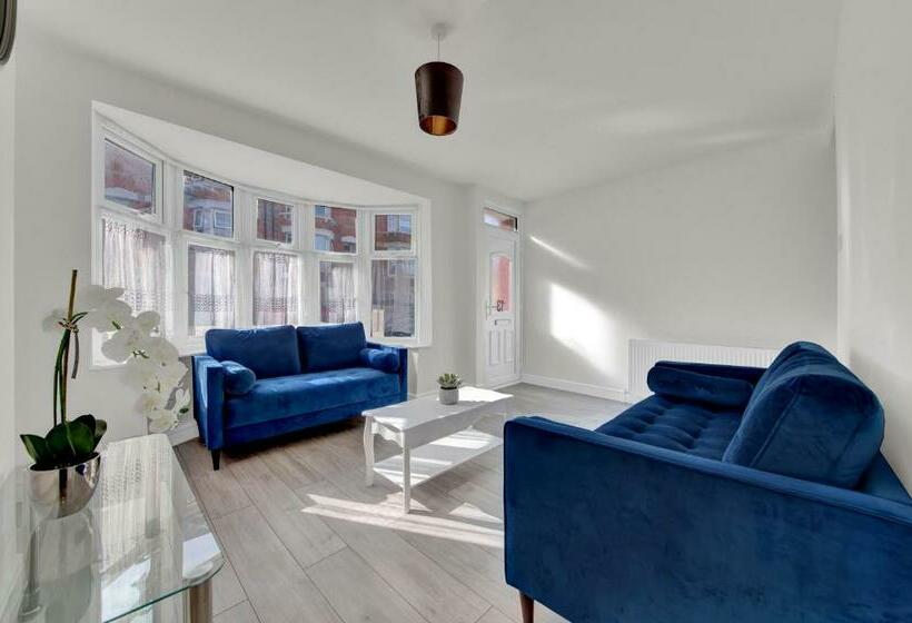 Rochester Place, Chatham Me4