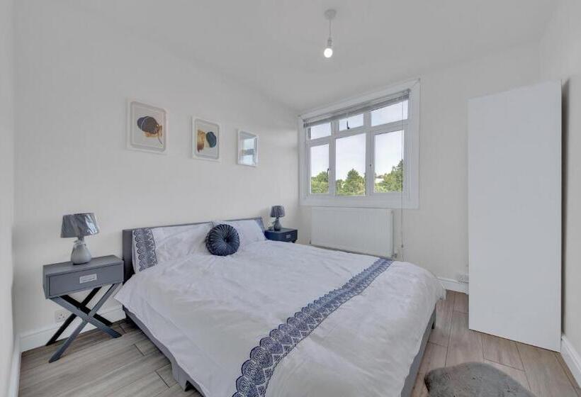 Rochester Place, Chatham Me4