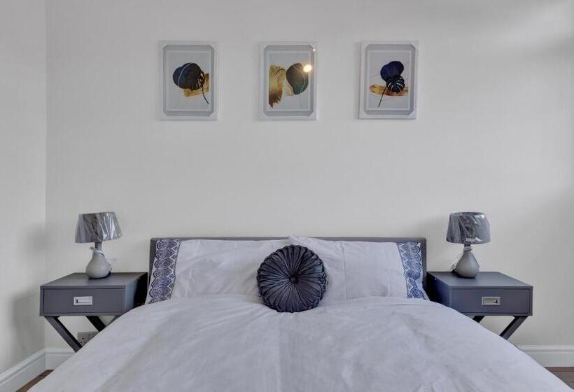 Rochester Place, Chatham Me4